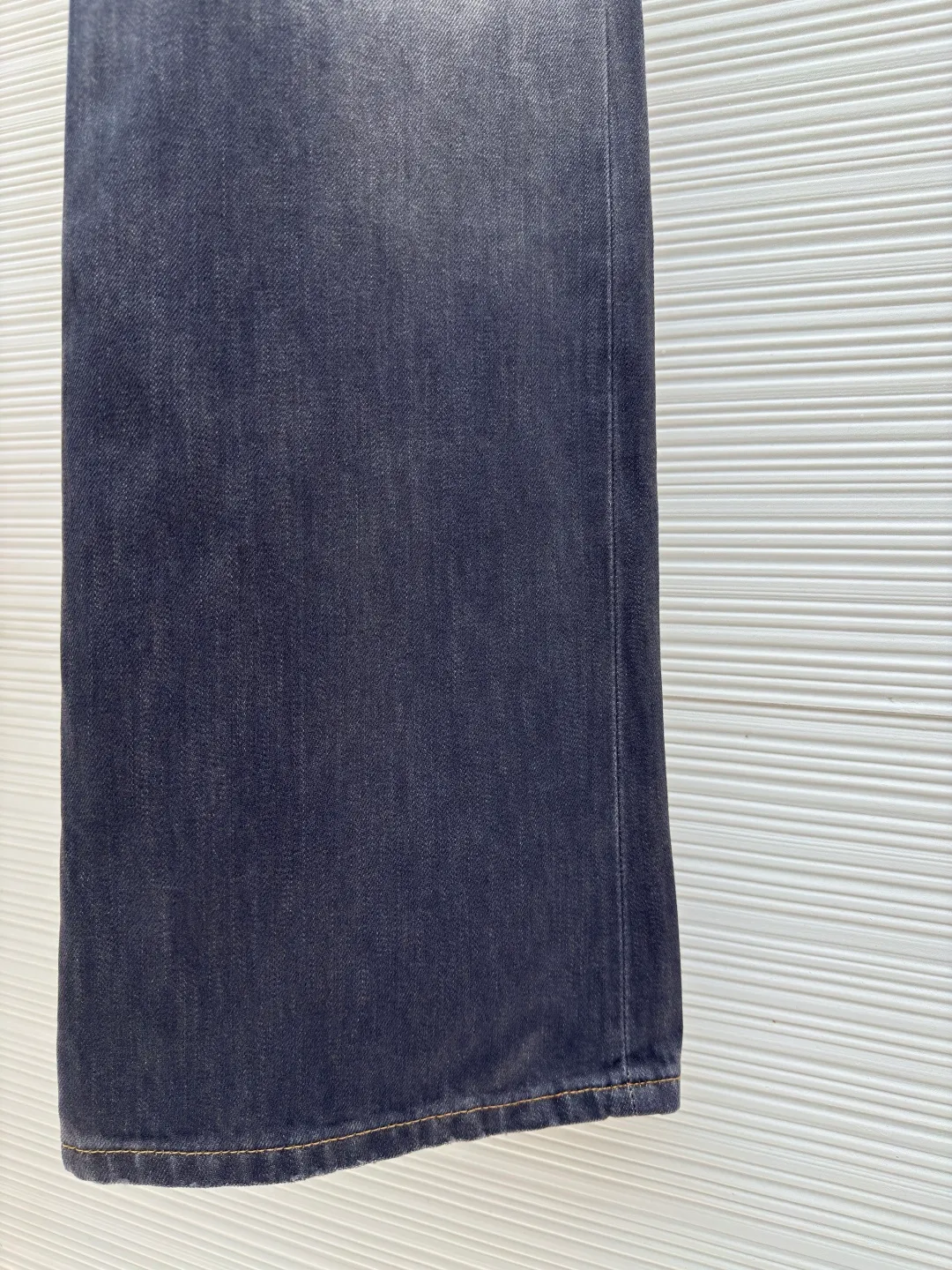 Acne Studios washed ink-splashed straight jeans ●Authentic product: Purchased and developed by 2859 ●Item number: 1680279-A75 ●Fabric: denim fabric ●Technology: Painting process ●Weight: about 780 grams ●Version: Fitted version ●Size: 30-31-32-33-34 ●Description: Made of denim fabric imported from Japan, which is characterized by high density and thick yarn, so it has strong wear resistance and tensile strength It also has softness. With the passage of time and frequent wearing, denim fabric will gradually become softer. After special dyeing and finishing processes to fit the body, denim fabric also has good color fastness and washability. It can withstand multiple washings without fading easily. The hand-painted ink splash design takes up to 30 minutes to paint a finished product. The daily output is limited. The work process is very cumbersome. After painting, it is washed and aged. It is an important process to give the denim fabric a retro and aged effect, showing a natural Uneven fading effect. Customized genuine leather label. Pink thread is used for marking the back pocket in details. The overall wiring is straight and delicate. The fabric is comfortable and soft. The color is consistent and no color difference. It can be matched with the same style to create a fashionable look and control various occasions. Customized accessories. Complete three labels. Same style for men and women!